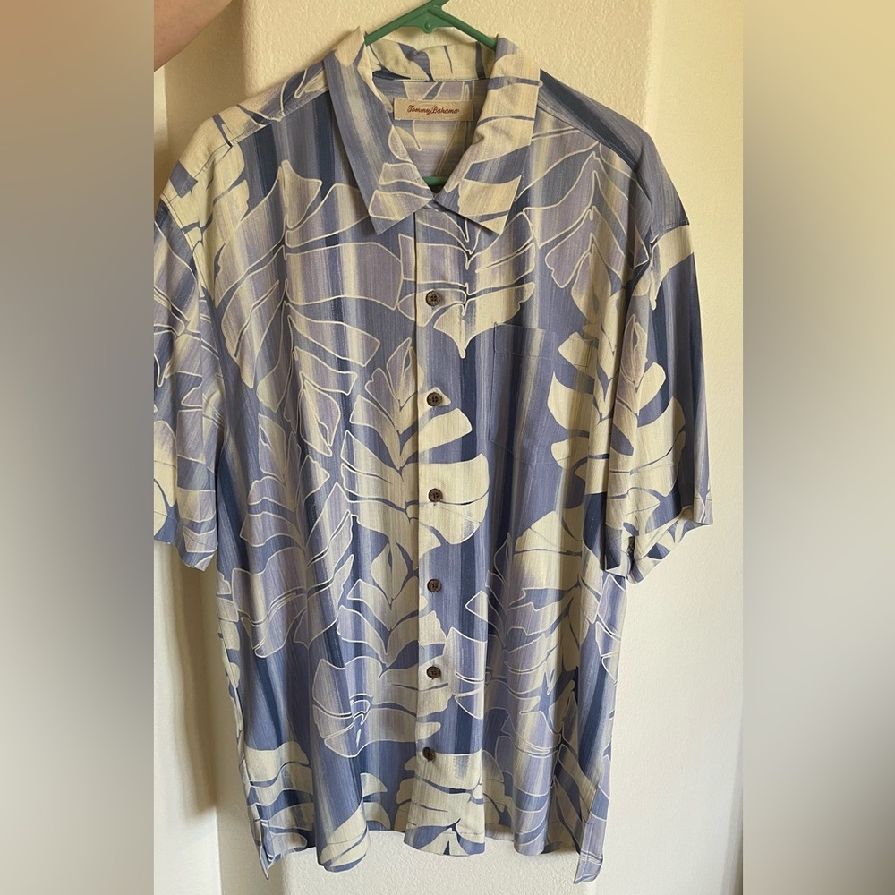 Tommy Bahama Blue and White 100% silk XL Patterned Shirt.  NWT.
